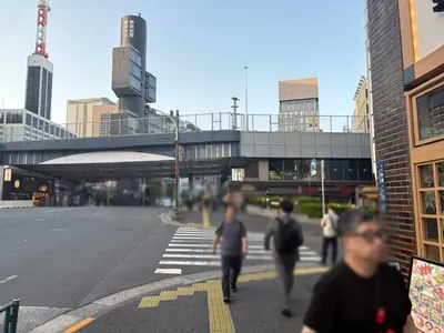 グレへの道順 3／7：横断歩道を渡って直進を続けます。