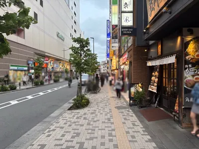 レオンへの道順 4／7：エスカレーターを下ったら直進します。
