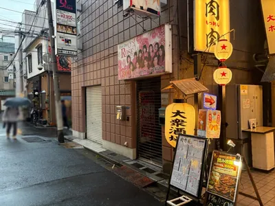ローズへの道順 5／5：十字路手前右手に門前仲町ローズの入る「梁取ビル」があります。