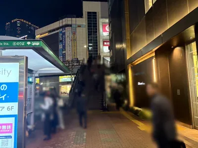 ヴィヴィへの道順 2／12：駅を背にして右手に進みます。