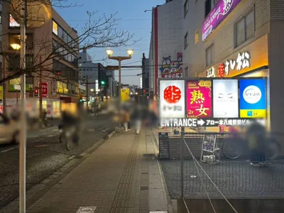 舞踊艶 （ブトウエン）への道順 4／8：右手路地を越えて直進します。