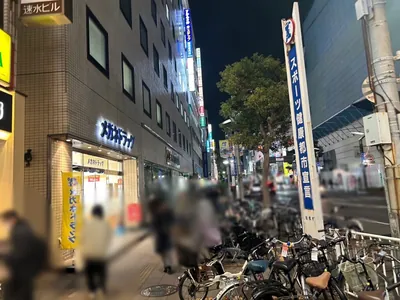 アマルフィへの道順 4／8：階段を下りたら直進をします。