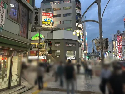 ビゼへの道順 3／8：「上野広小路」の交差点を横断歩道を渡らずに左折します。