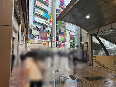 スイートへの道順 2／8：駅を背にして左に進みます。