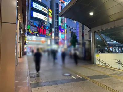 シャンデルへの道順 1／5：「八王子駅」北口を出て駅を背にして左へ歩きます。