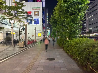 セコットへの道順 4／8：横断歩道を渡ったら右折します。