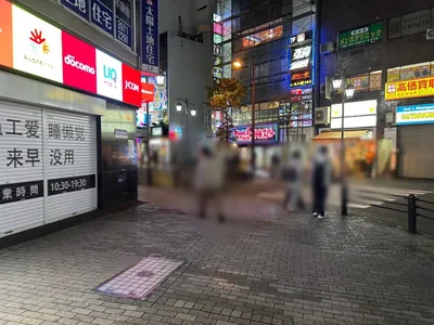 シナへの道順 4／9：渡ったら道路を右手に直進します。