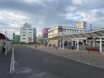 君津　ラヴィアンローズへの道順 2／9：ロータリーを右手にロータリー沿いを歩きます。