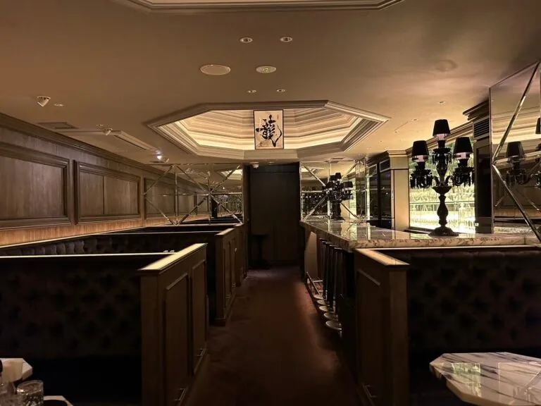 アムールの店内