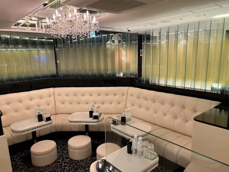 ティアラの店内