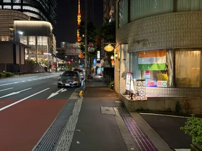 スワロウハウスへの道順 11／12：「飯倉片町」交差点から一つ目の右手路地を越えて直進します。