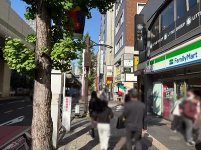 セリーネへの道順 2／8：道路を左手に直進します。