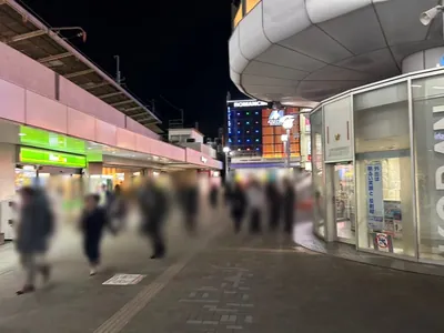 パールへの道順 2／6：駅を背にして、左に進みます。