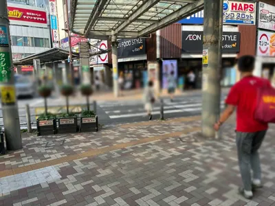 アジトへの道順 2／8：駅を背に右手に直進します。