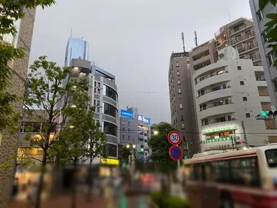 三鷹　シンへの道順 4／8：エスカレーターを下ったら直進します。