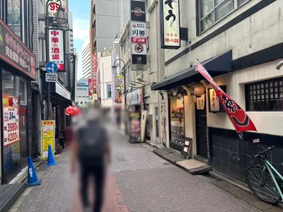 サラへの道順 12／12：少し進むと右手に歌舞伎町サラの入る「富士ビル」があります。