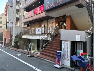 レビアへの道順 5／5：少し進むと右手に高円寺レビアの入る「パレドール高円寺」があります。