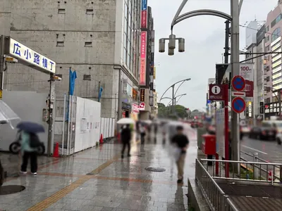 クラスへの道順 2／8：道路を右手に直進します。
