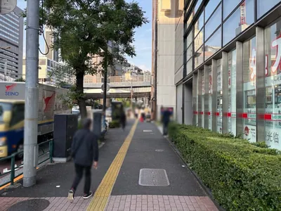 むげんへの道順 2／10：出口を背にし、道路を左手にして直進します。