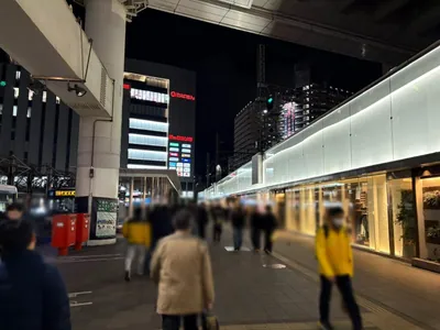 ジェネレーションへの道順 3／15：ロータリーを左手に進みます。