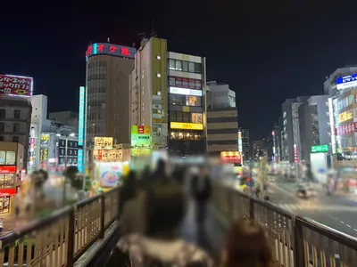 ヴィヴィへの道順 4／12：歩道橋を上ったら左に進みます。