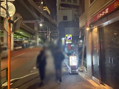 ハチカイへの道順 12／14：「西麻布」の交差点から一つ目の路地を越えます。