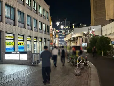 ウィンラウンジへの道順 3／5：一つ目の左手路地を左折します。