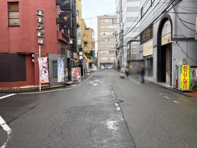 マンダリンクラブ昼への道順 8／10：左手二つ目の路地も越えて直進を続けます。
