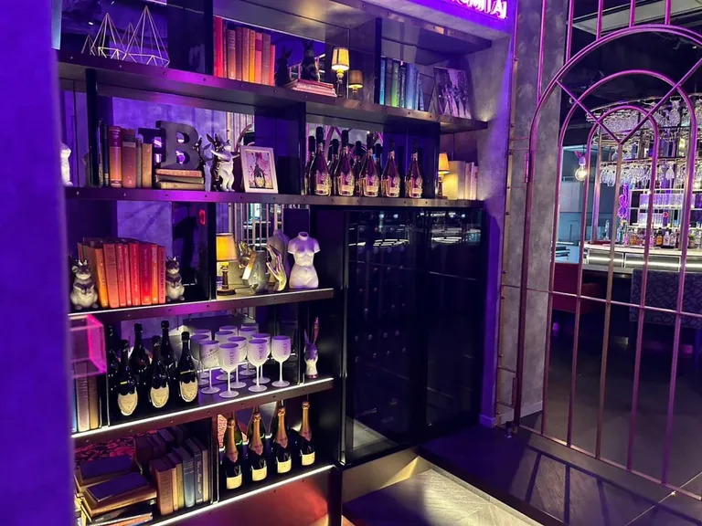 B4 （ビーフォー）の店内