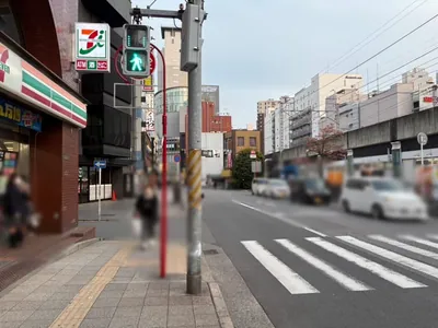 シャンクスへの道順 11／16：左手二つ目の路地も越えて直進をします。