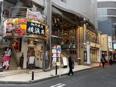 グランビルへの道順 3／3：一つ目の十字路の手前左角のビルが横浜グランビルの入る「横浜プリンス会館ビル」になります。