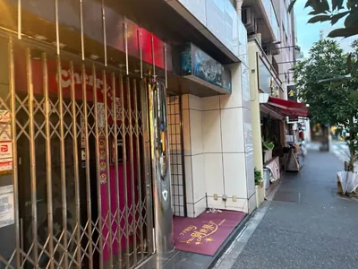 別世界 （ベツセカイ）への道順 13／13：少し進むと左手に五反田別世界の入る「五反田KOAビル」があります。