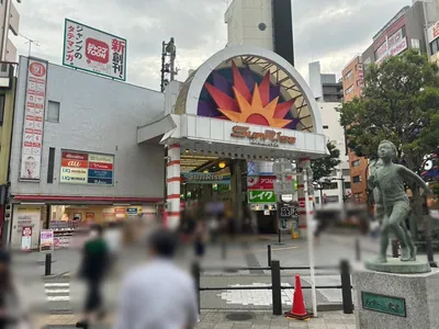 ラグジュアリーへの道順 3／6：一つ目の横断歩道を渡りアーケードを進みます。