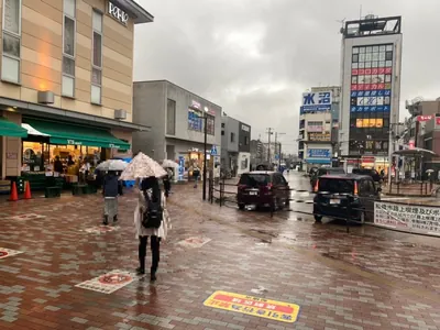 ヴェルージュへの道順 2／4：駅を左手にして直進します。