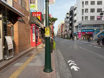 リュアーグへの道順 5／8：道路を右手に直進します。