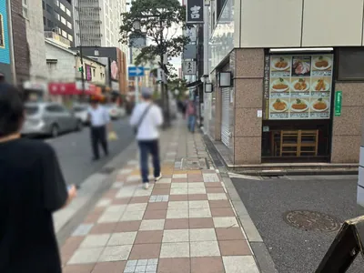 カラット宴への道順 9／11：右手二つ目の路地も越えて直進をします。