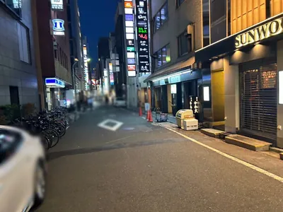 ヒルコレスナックへの道順 10／10：少し歩くと右手に銀座ヒルコレスナックの入るビルがあります。