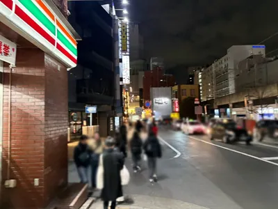 ジェネレーションへの道順 11／15：左手二つ目の路地も超えて直進をします。