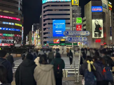 エンジェルフェザーへの道順 2／6：正面の横断歩道を渡ります。