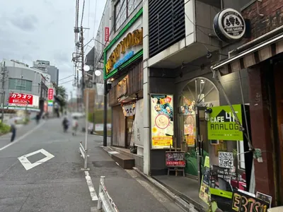 グランジュールへの道順 6／6：少し進むと右手に恵比寿グランジュールの入る「東亜恵比寿ビル」があります。