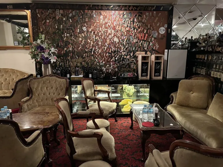 葵木 (あおき)の店内