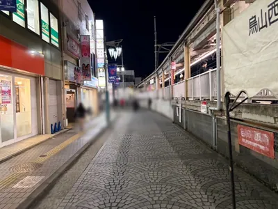 千歳烏山　アリスへの道順 3／4：線路沿いを進みます。