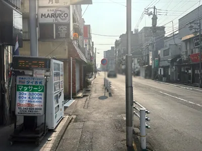プロムドットへの道順 11／12：左手三つ目の路地も超えて直進を続けます。