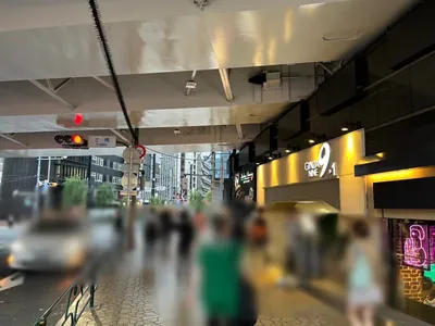 ベラノッテへの道順 4／10：直進して高架下をくぐります。