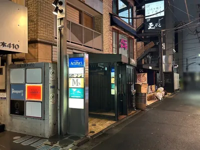 ルナノックスへの道順 7／7：少し進むと左手に六本木ルナノックスの入る「サワタカビル」があります。