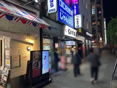 ジュリアへの道順 5／5：少し歩くと左手に新橋ジュリアの入る「花菱ビル」があります。