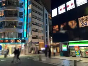ラプソディへの道順 3／7：右手の一つ目の路地を右折します。