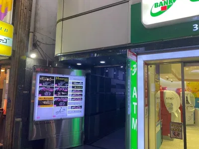 キングアンドクイーン （King＆Queen）への道順 5／5：右手にセブン銀行のATMが出てくるので上に新橋キングアンドクイーンが入ります。