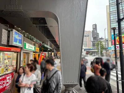 エスへの道順 2／8：駅を背中に左へ歩きます。