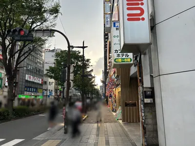 サラへの道順 4／6：道路を左手に見て直進します。